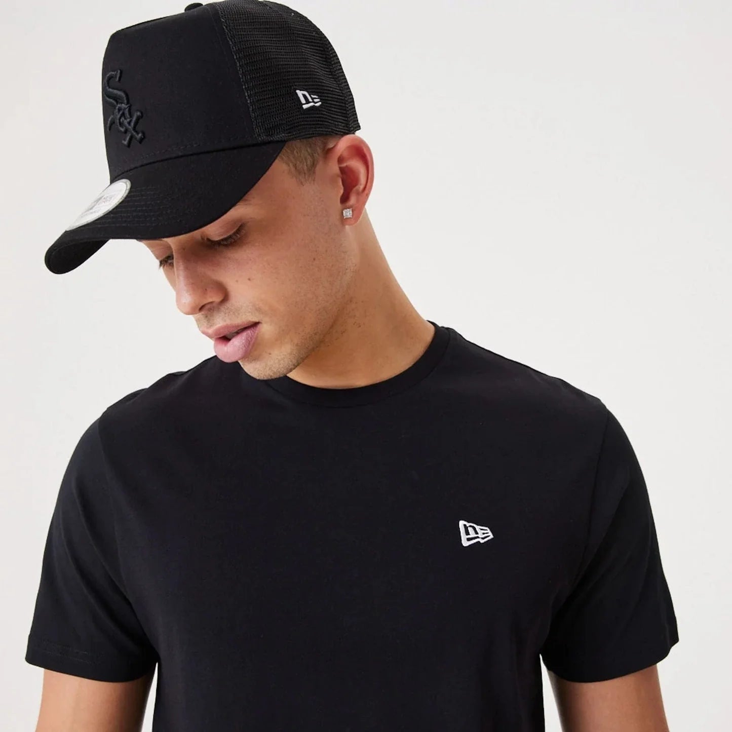 T-SHIRT ESSENTIALS LOGO