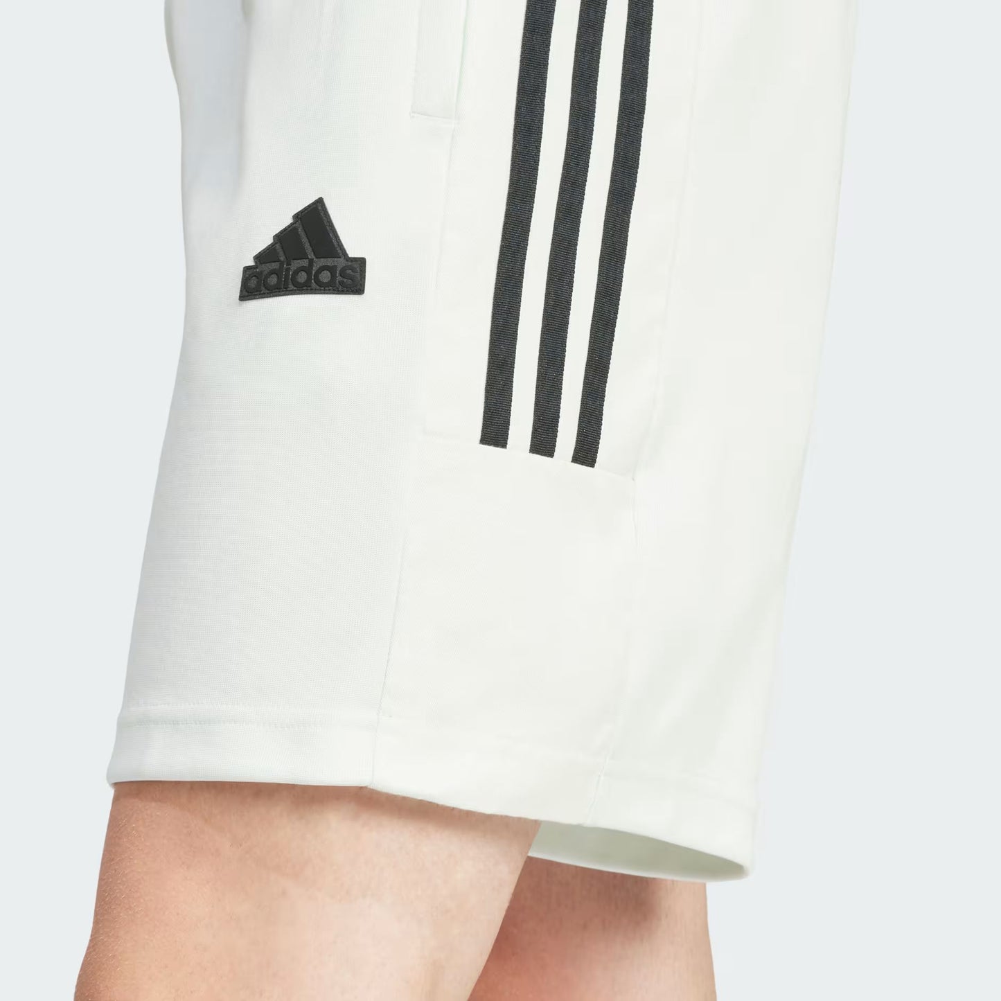 SHORT ESSENTIAL TIRO