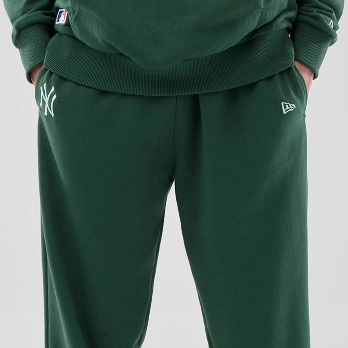PANTALONI UOMO NEW ERA NEW YORK YANKEES ESSENTIAL FLEECE – VERDE SCURO