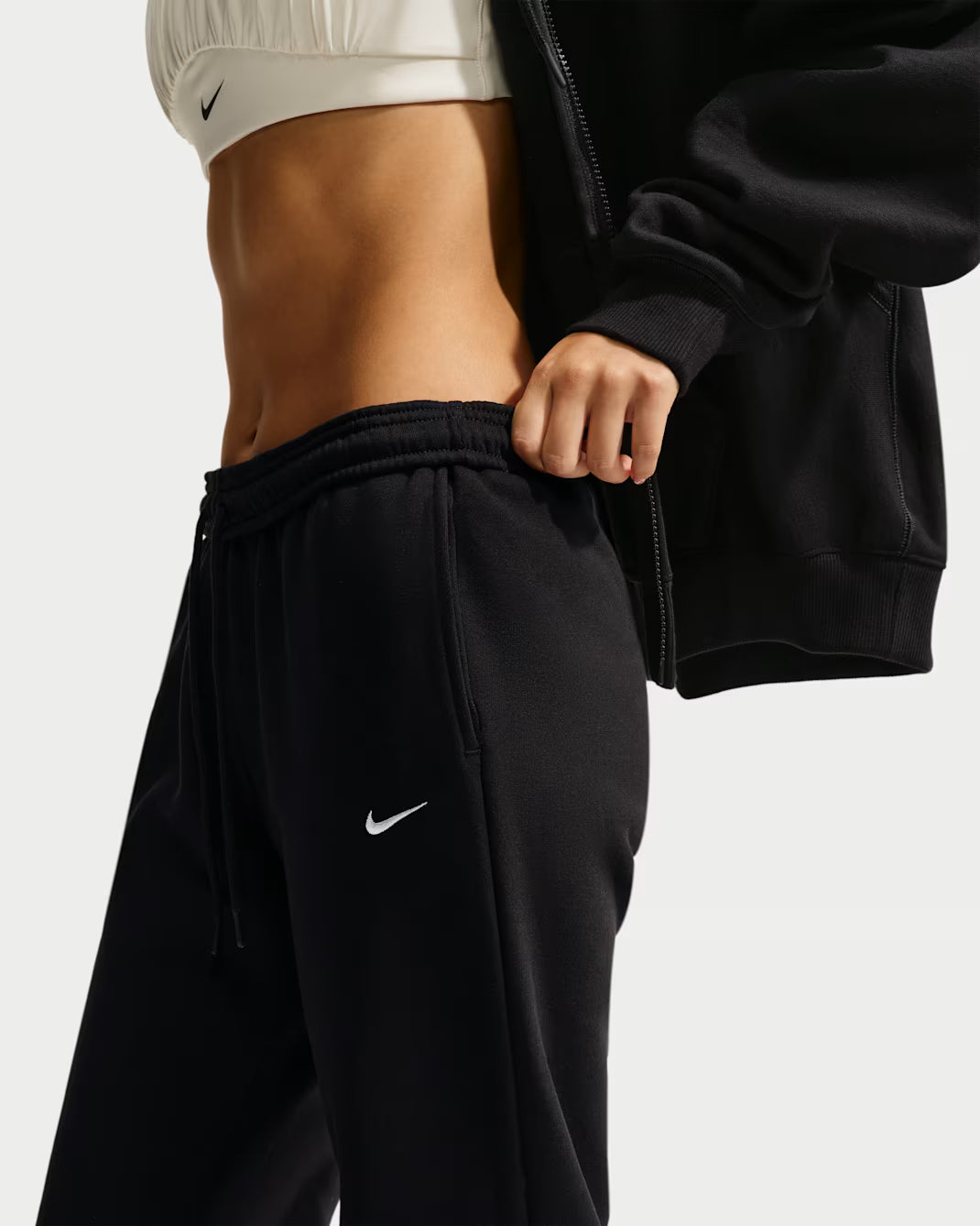 PANTALONI DONNA NIKE STUDIO FLEECE BORDO APERTO – NERO