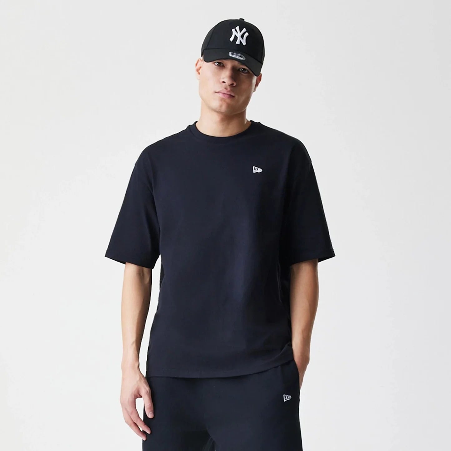 T-SHIRT ESSENTIALS PREMIUM LOGO OVERSIZE