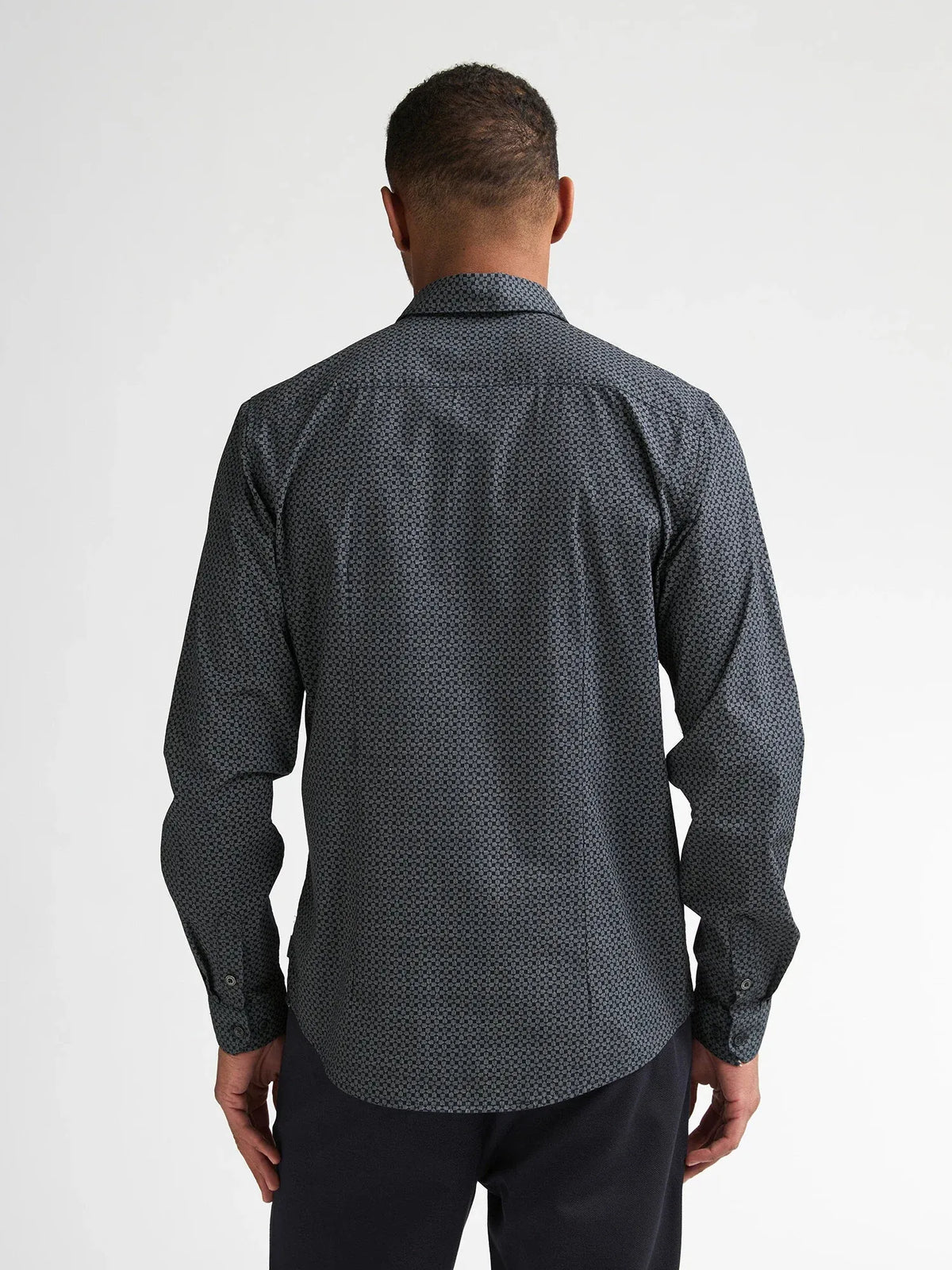 CAMICIA UOMO SLIM FIT IN COTONE ELASTICIZZATO PETROL INDUSTRIES – MICRO FANTASIA E ABBOTTONATURA NASCOSTA