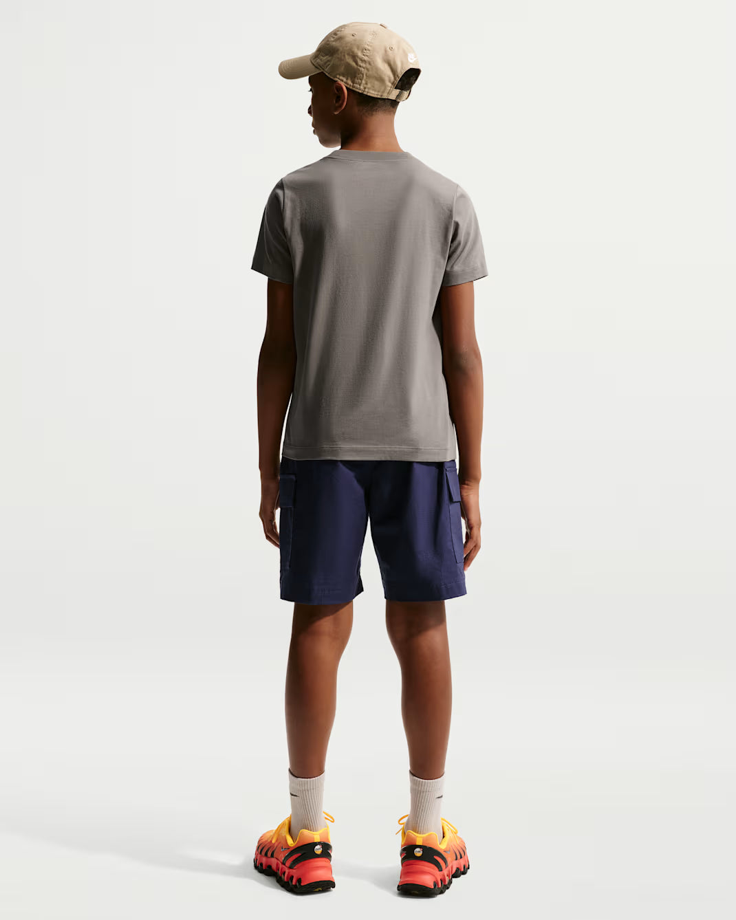 T-SHIRT RAGAZZO NIKE SPORTSWEAR LOGO FUTURA – GRIGIO