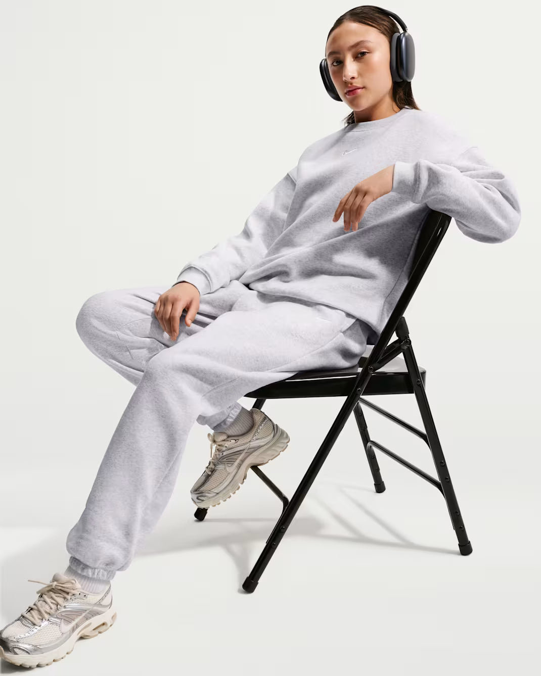 PANTALONI RAGAZZA NIKE STUDIO FLEECE AMPI – GRIGIO