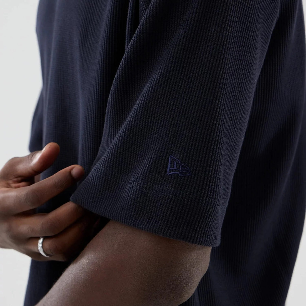 T-SHIRT BOXY UOMO NEW ERA WAFFLE HERITAGE SCRIPT – BLU NAVY