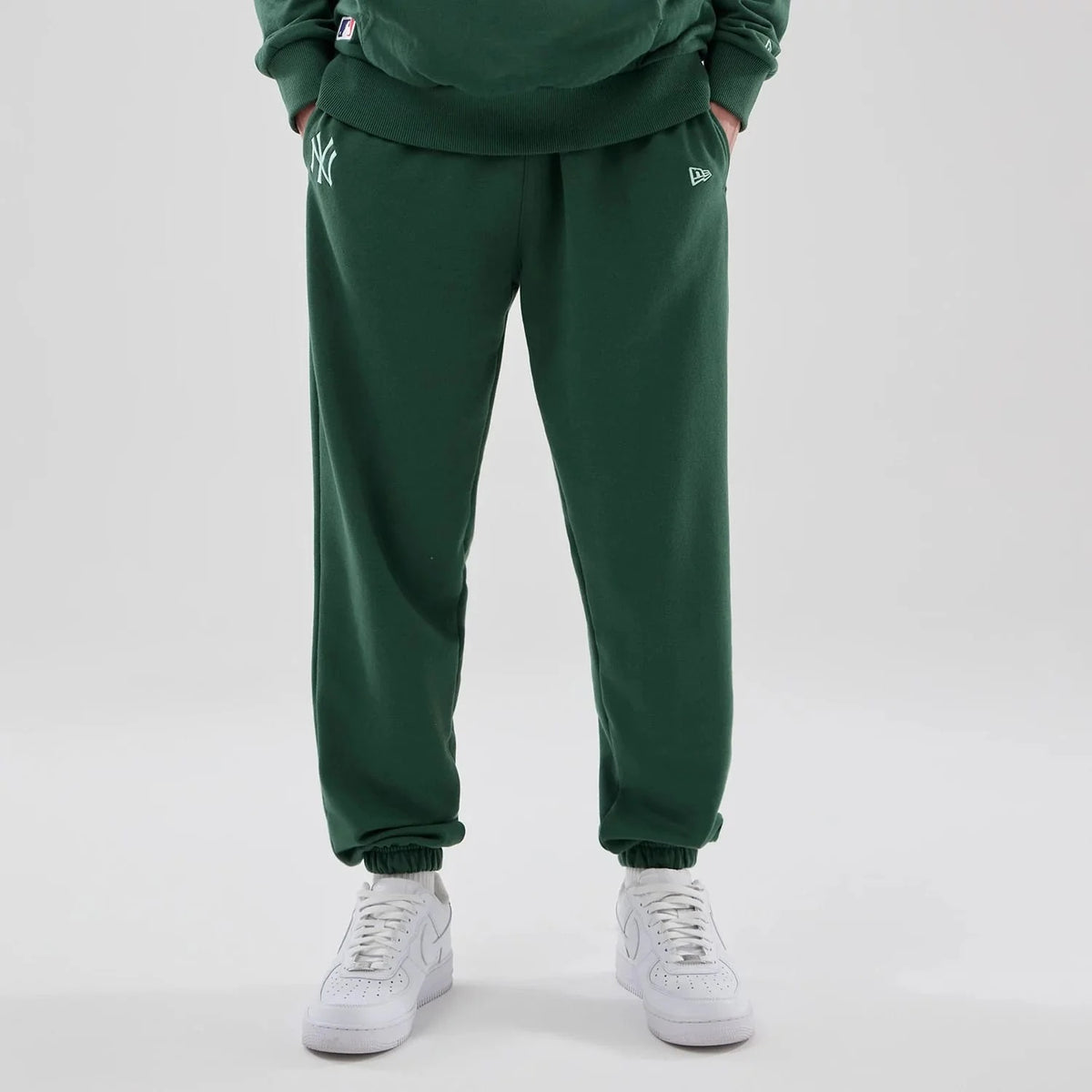 PANTALONI UOMO NEW ERA NEW YORK YANKEES ESSENTIAL FLEECE – VERDE SCURO