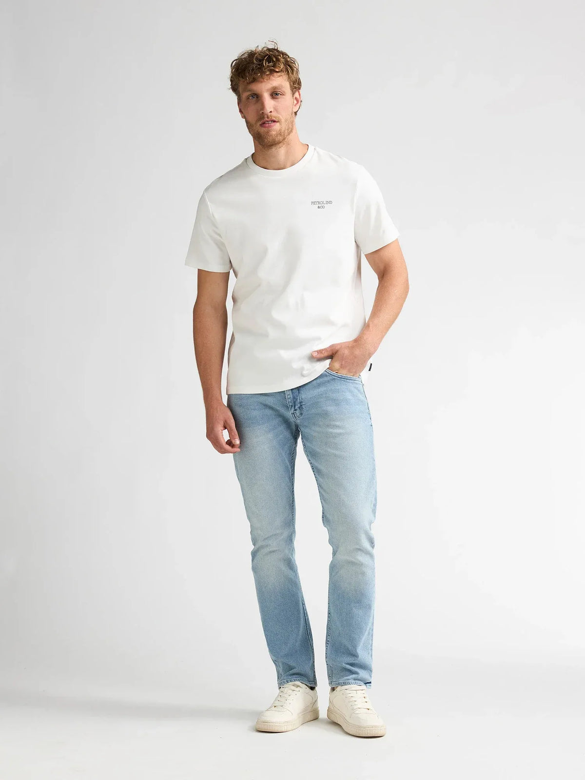 T-SHIRT UOMO IN COTONE PETROL INDUSTRIES ANTIQUE WHITE MELEE– REGULAR FIT CON STAMPA PETTO