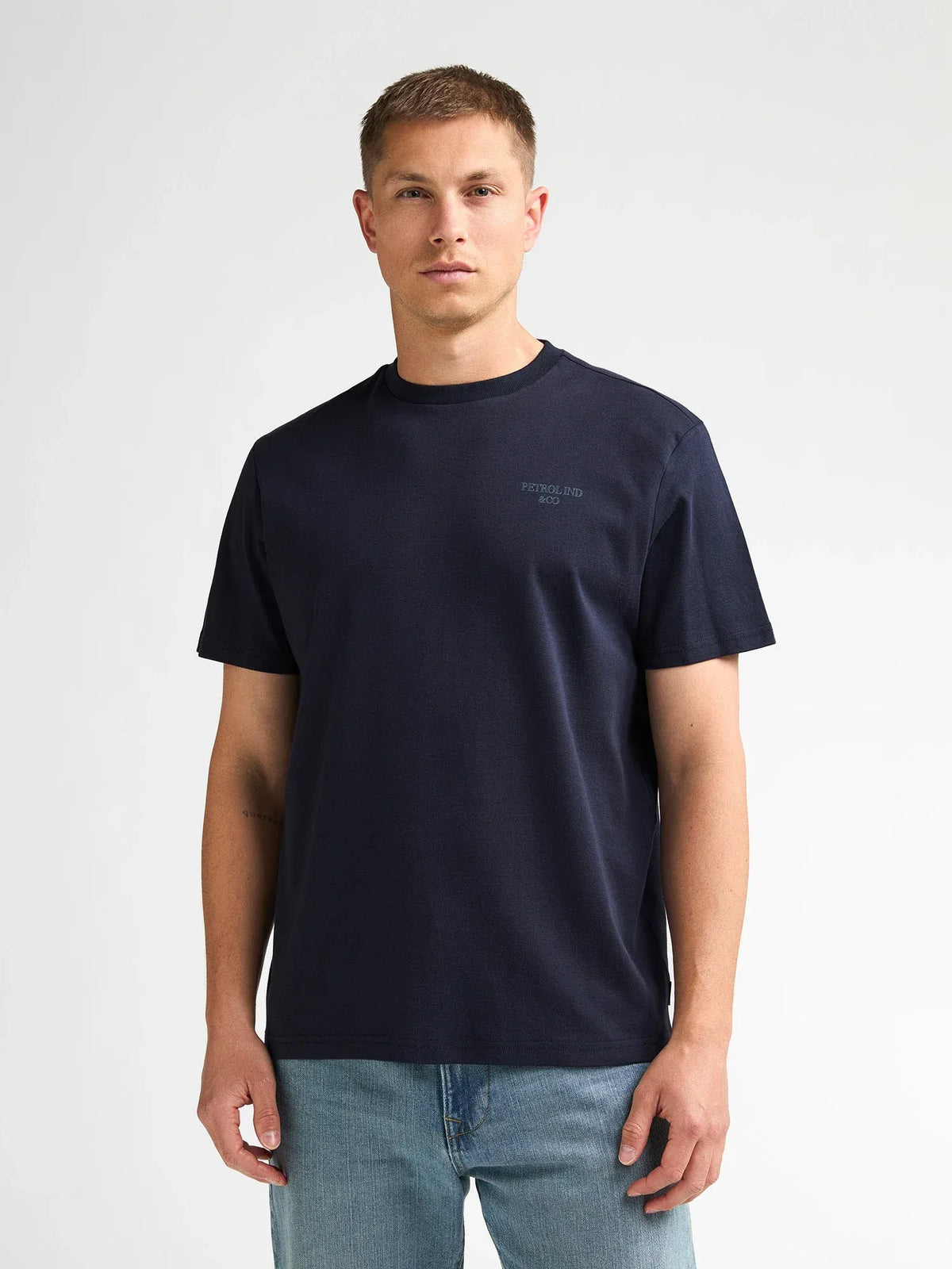 T-SHIRT UOMO IN COTONE PETROL INDUSTRIES ROYAL NAVY – REGULAR FIT CON STAMPA PETTO
