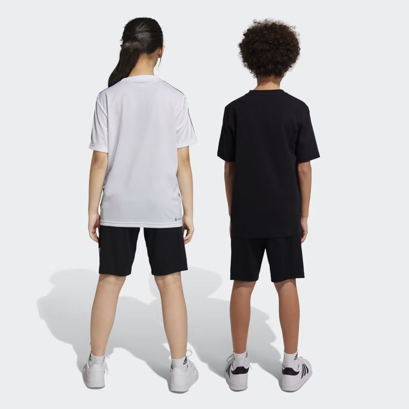 SHORT KIDS TRAIN ESSENTIALS AEROREADY LOGO