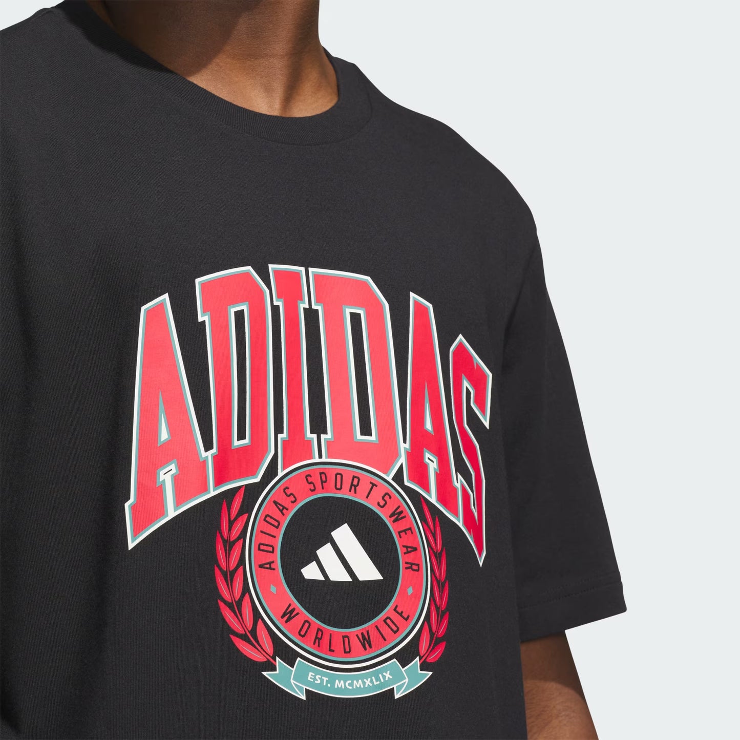 T-SHIRT VARCITY CREST GRAPHIC