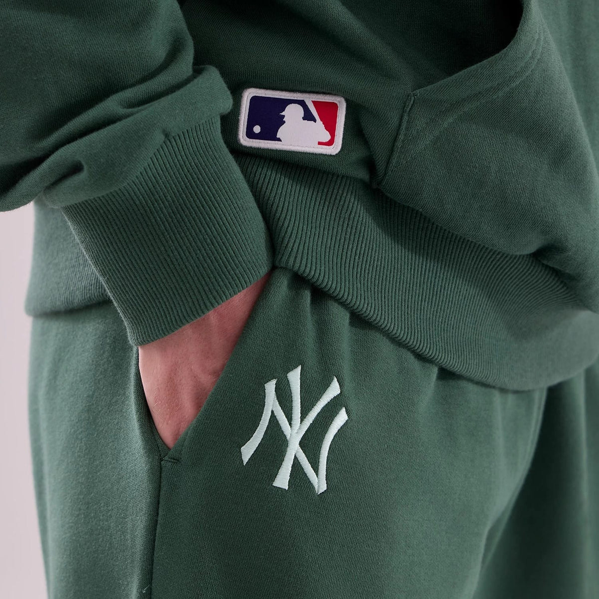 PANTALONI UOMO NEW ERA NEW YORK YANKEES ESSENTIAL FLEECE – VERDE SCURO