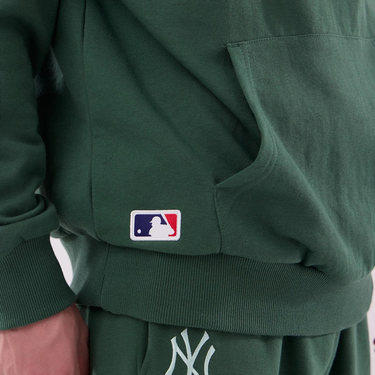 FELPA CON CAPPUCCIO NEW ERA NEW YORK YANKEES ESSENTIAL FLEECE – VERDE SCURO