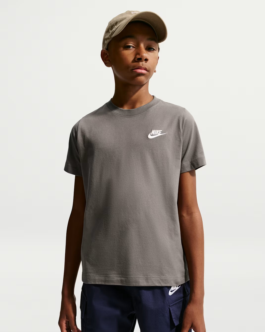 T-SHIRT RAGAZZO NIKE SPORTSWEAR LOGO FUTURA – GRIGIO