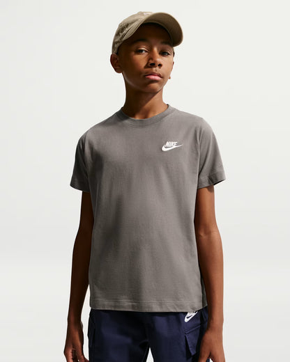 T-SHIRT RAGAZZO NIKE SPORTSWEAR LOGO FUTURA – GRIGIO