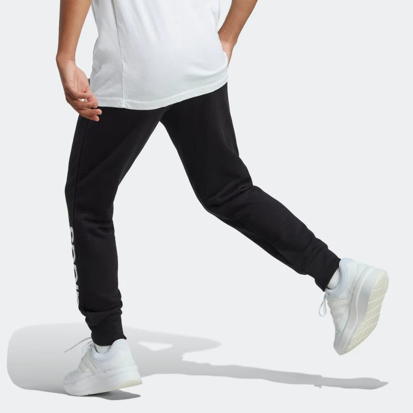 PANTALONI ESSENTIALS TAPERED CUFF LOGO