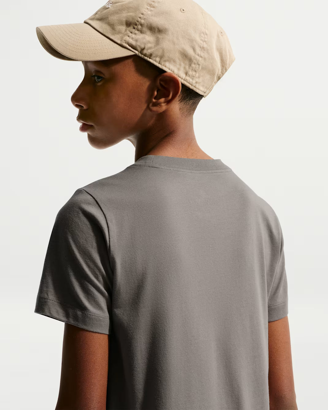 T-SHIRT RAGAZZO NIKE SPORTSWEAR LOGO FUTURA – GRIGIO