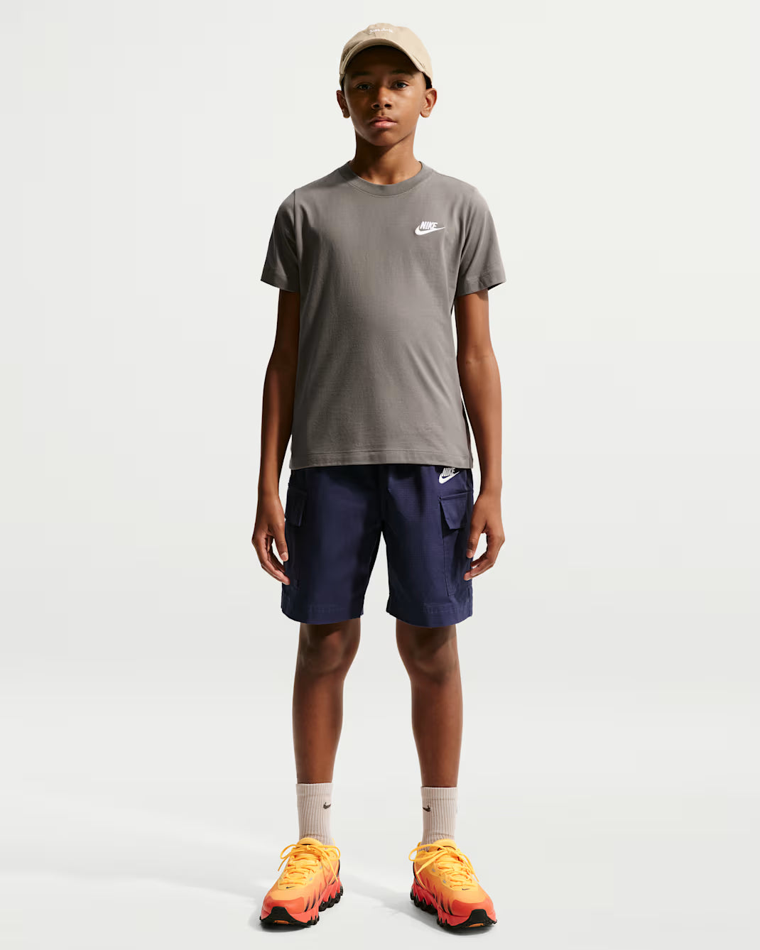 T-SHIRT RAGAZZO NIKE SPORTSWEAR LOGO FUTURA – GRIGIO