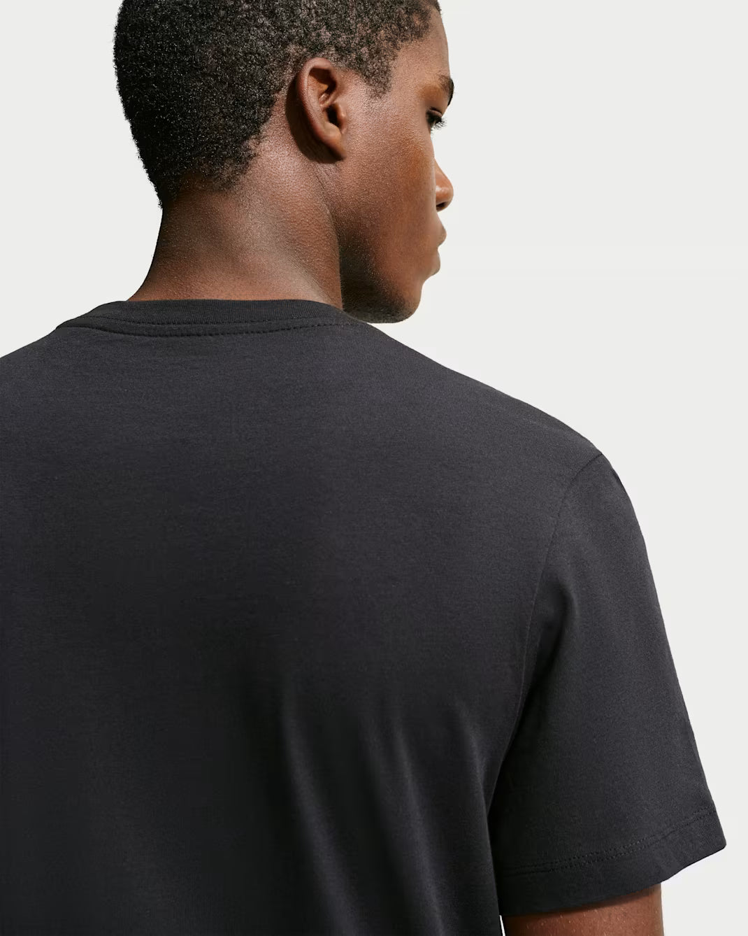 T-SHIRT UOMO NIKE SPORTSWEAR CLASSIC FIT – NERO