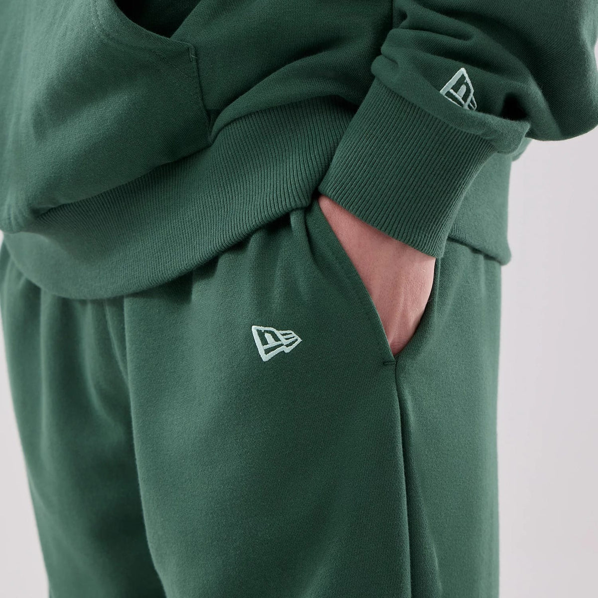 PANTALONI UOMO NEW ERA NEW YORK YANKEES ESSENTIAL FLEECE – VERDE SCURO