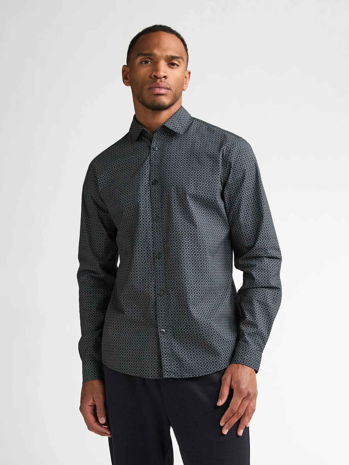 CAMICIA UOMO SLIM FIT IN COTONE ELASTICIZZATO PETROL INDUSTRIES – MICRO FANTASIA E ABBOTTONATURA NASCOSTA