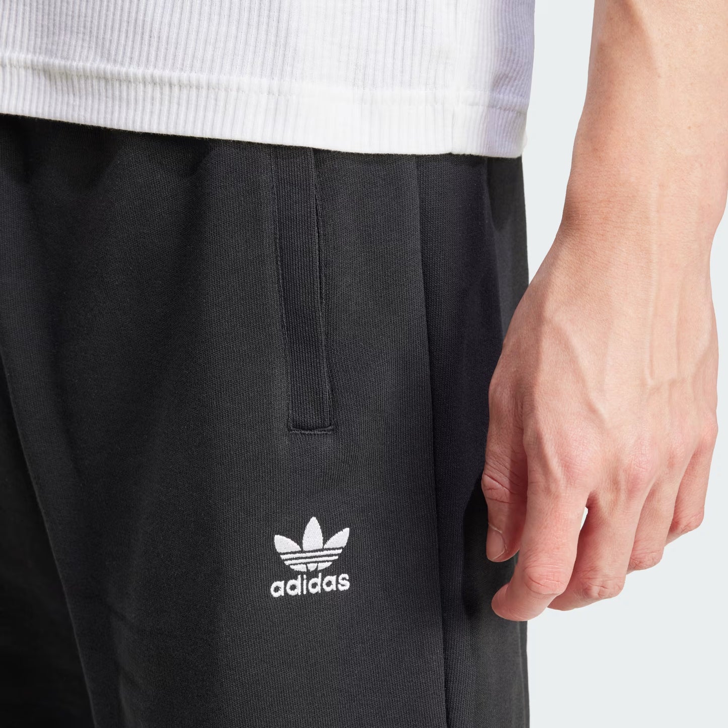 SHORT ESSENTIALS TREFOIL