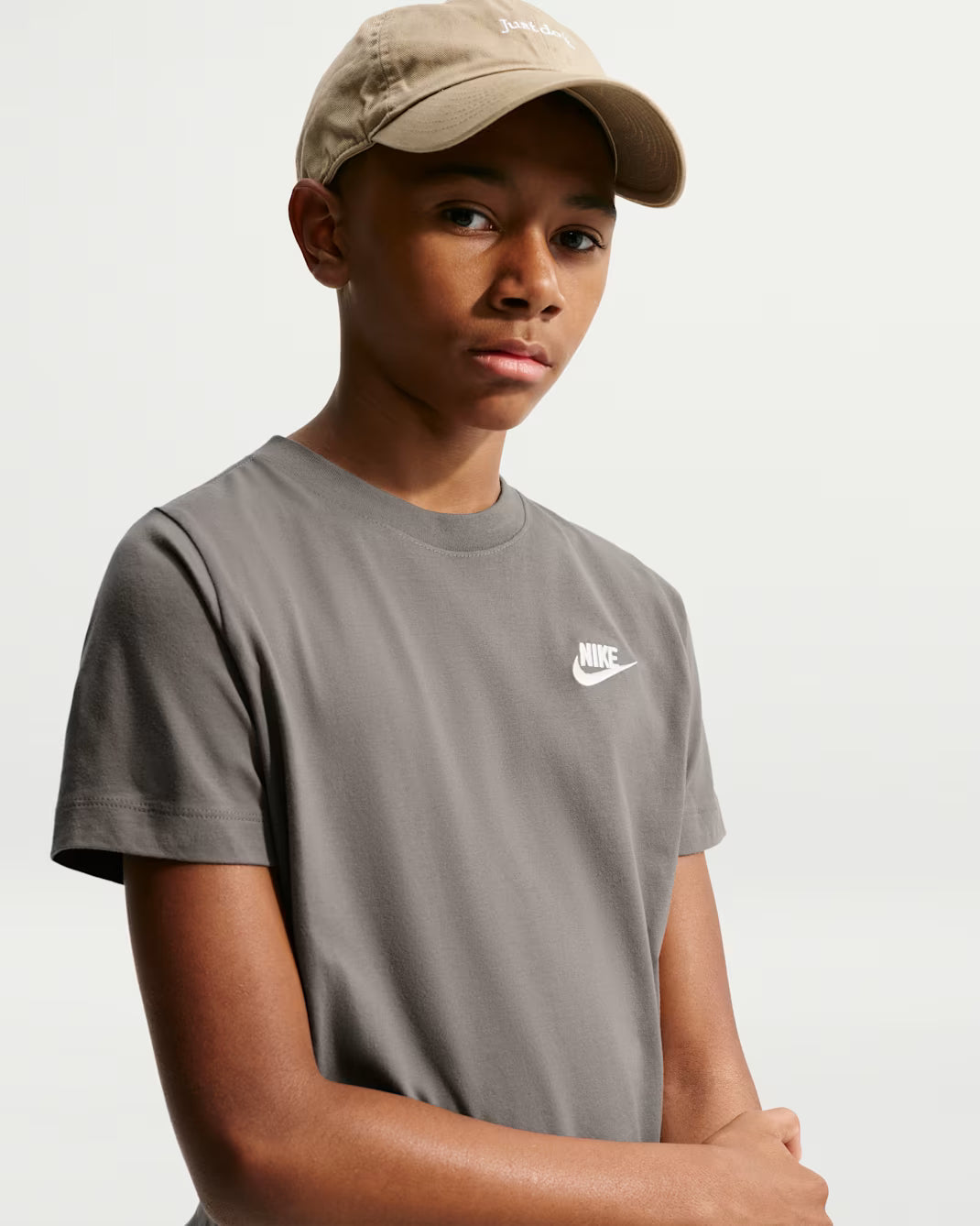T-SHIRT RAGAZZO NIKE SPORTSWEAR LOGO FUTURA – GRIGIO
