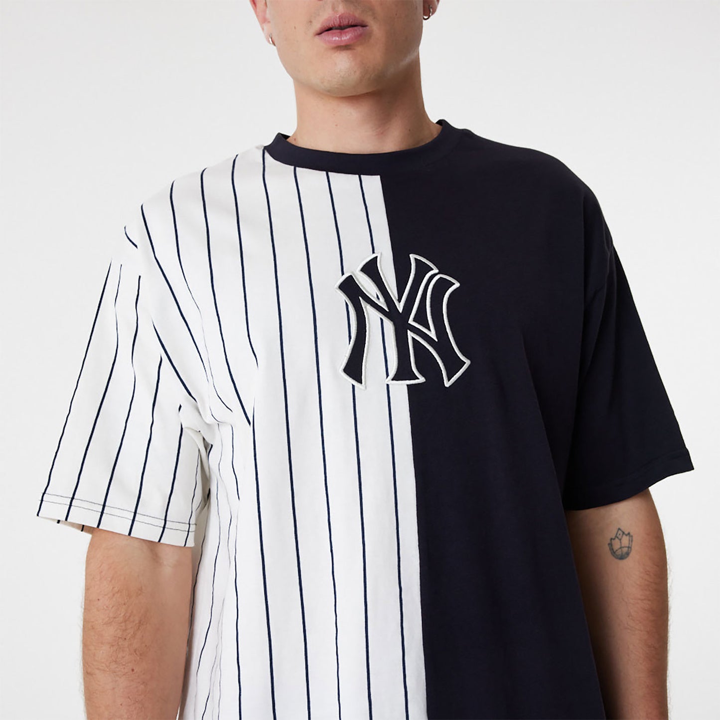 T-SHIRT NY YANKEES HALF STRIPPED