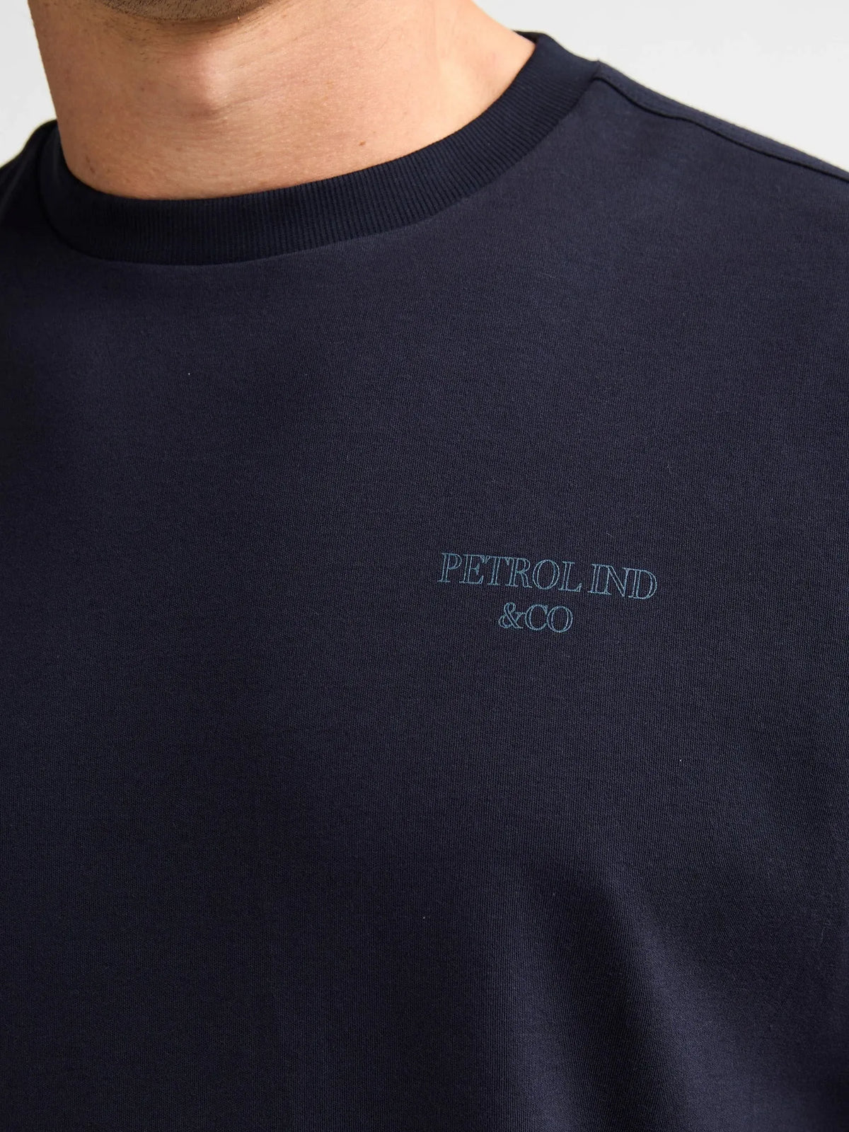 T-SHIRT UOMO IN COTONE PETROL INDUSTRIES ROYAL NAVY – REGULAR FIT CON STAMPA PETTO