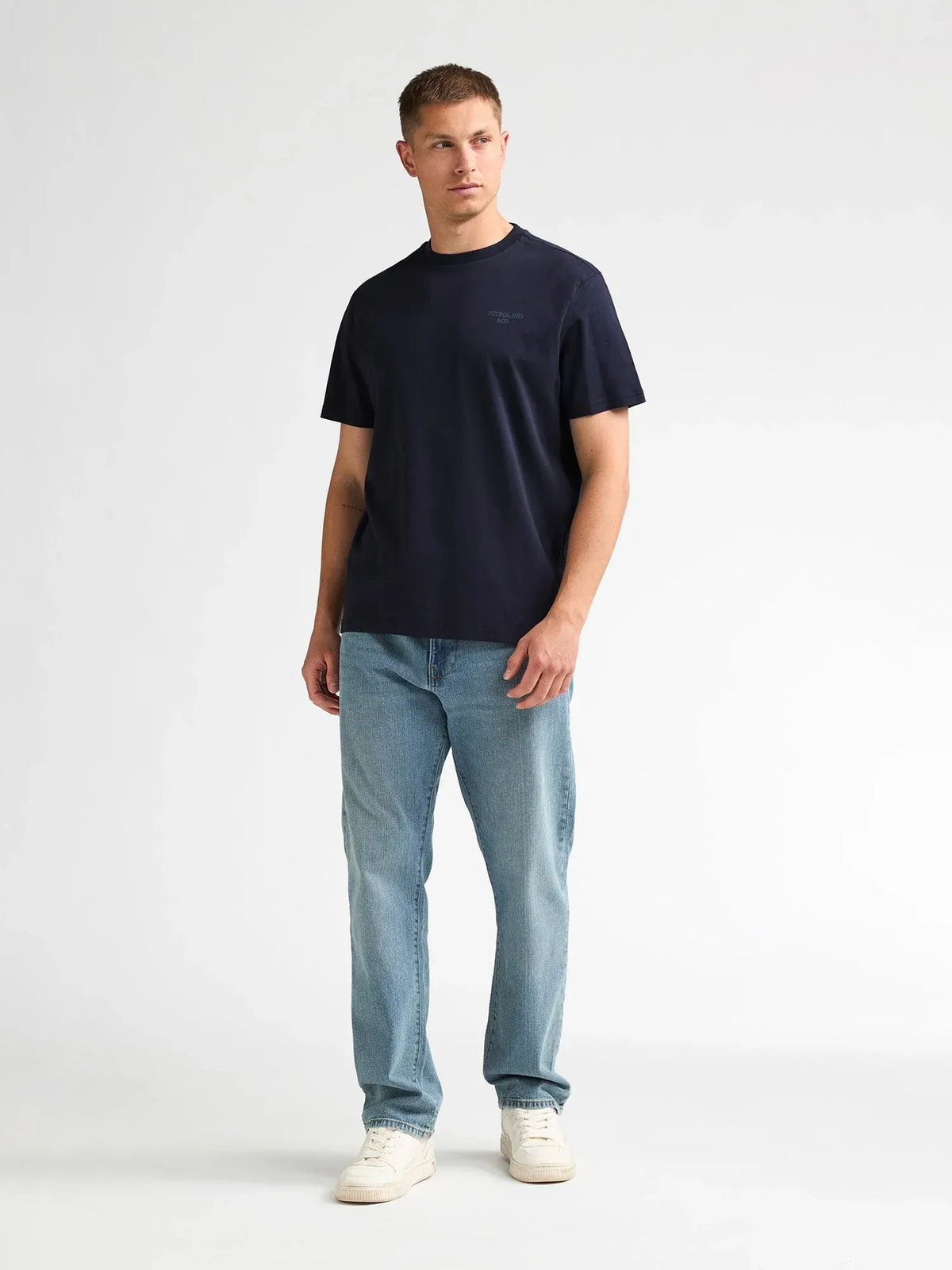 T-SHIRT UOMO IN COTONE PETROL INDUSTRIES ROYAL NAVY – REGULAR FIT CON STAMPA PETTO