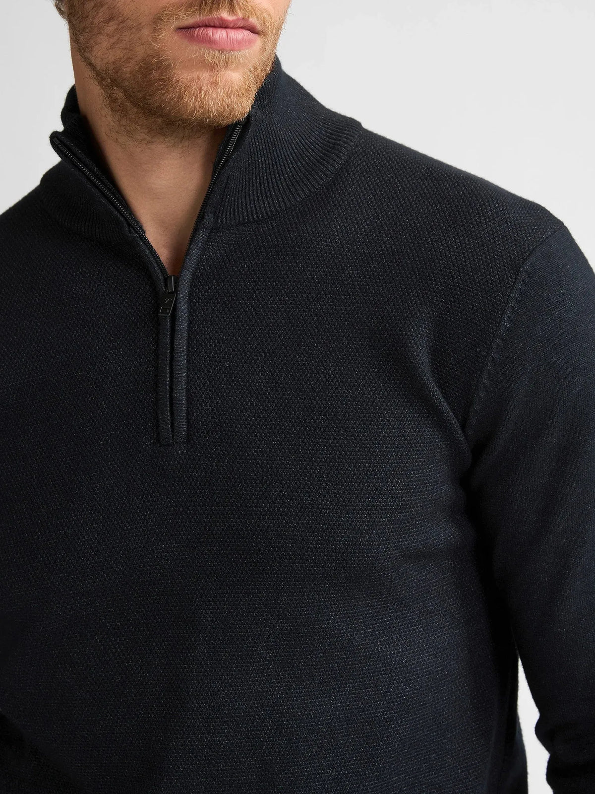 MAGLIONE UOMO MEZZA ZIP IN MAGLIA MORBIDA PETROL INDUSTRIES – REGULAR FIT CON COLLO ALTO E TASCHE