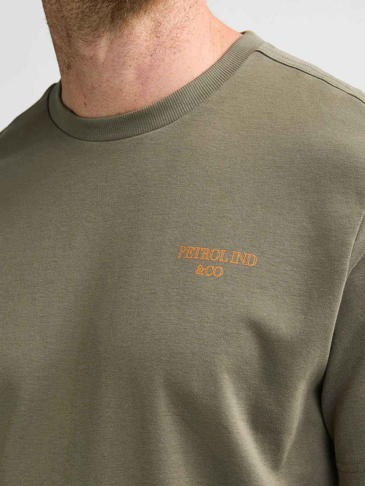 T-SHIRT UOMO IN COTONE PETROL INDUSTRIES MOSSY STONE– REGULAR FIT CON STAMPA PETTO