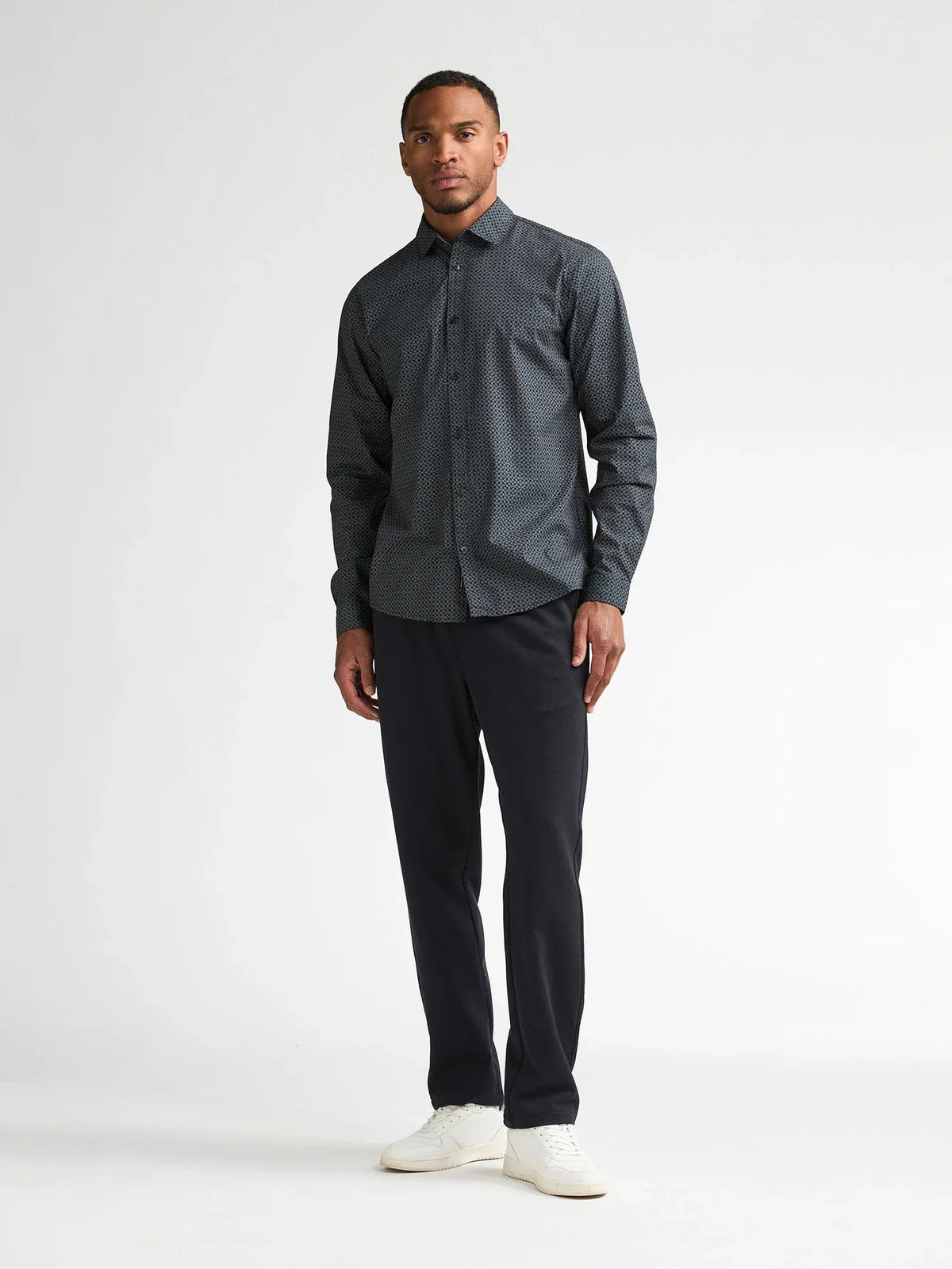 CAMICIA UOMO SLIM FIT IN COTONE ELASTICIZZATO PETROL INDUSTRIES – MICRO FANTASIA E ABBOTTONATURA NASCOSTA
